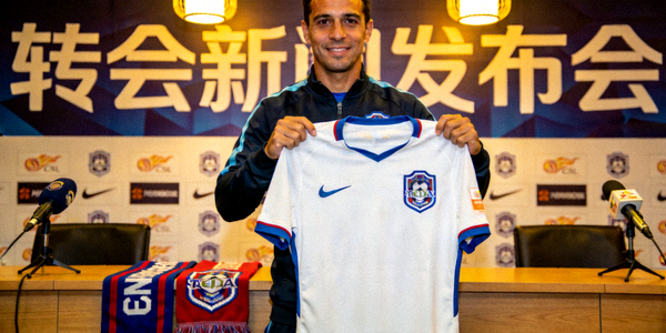 足球转会新闻配图，球员手持新球队球衣